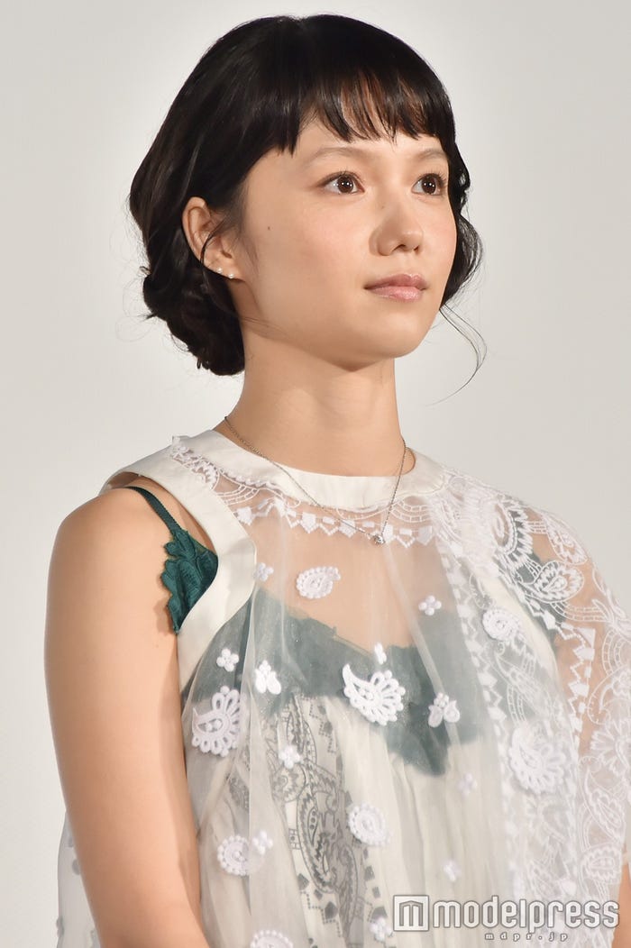宮崎あおいの 透けレイヤード ドレスが可愛い 揺れる裾にキュンとする ファッションチェック モデルプレス