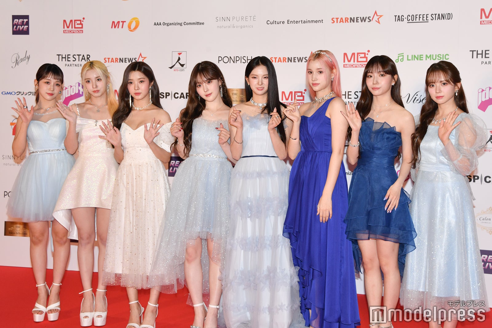 Kep1er、シャオティン除く8人でレッドカーペット登場 “神秘的