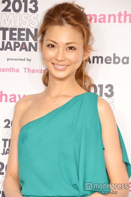 押切もえ、ざっくりスリットから美脚をチラリ　「2013ミス・ティーン・ジャパン」開催発表会