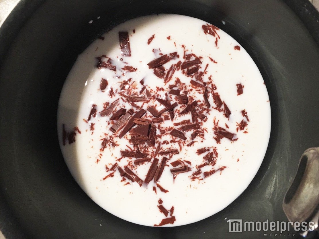 牛乳に刻んだチョコレートを入れて、チョコカスタード作り／画像提供：柏原歩さん
