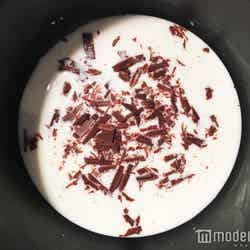 牛乳に刻んだチョコレートを入れて、チョコカスタード作り／画像提供：柏原歩さん