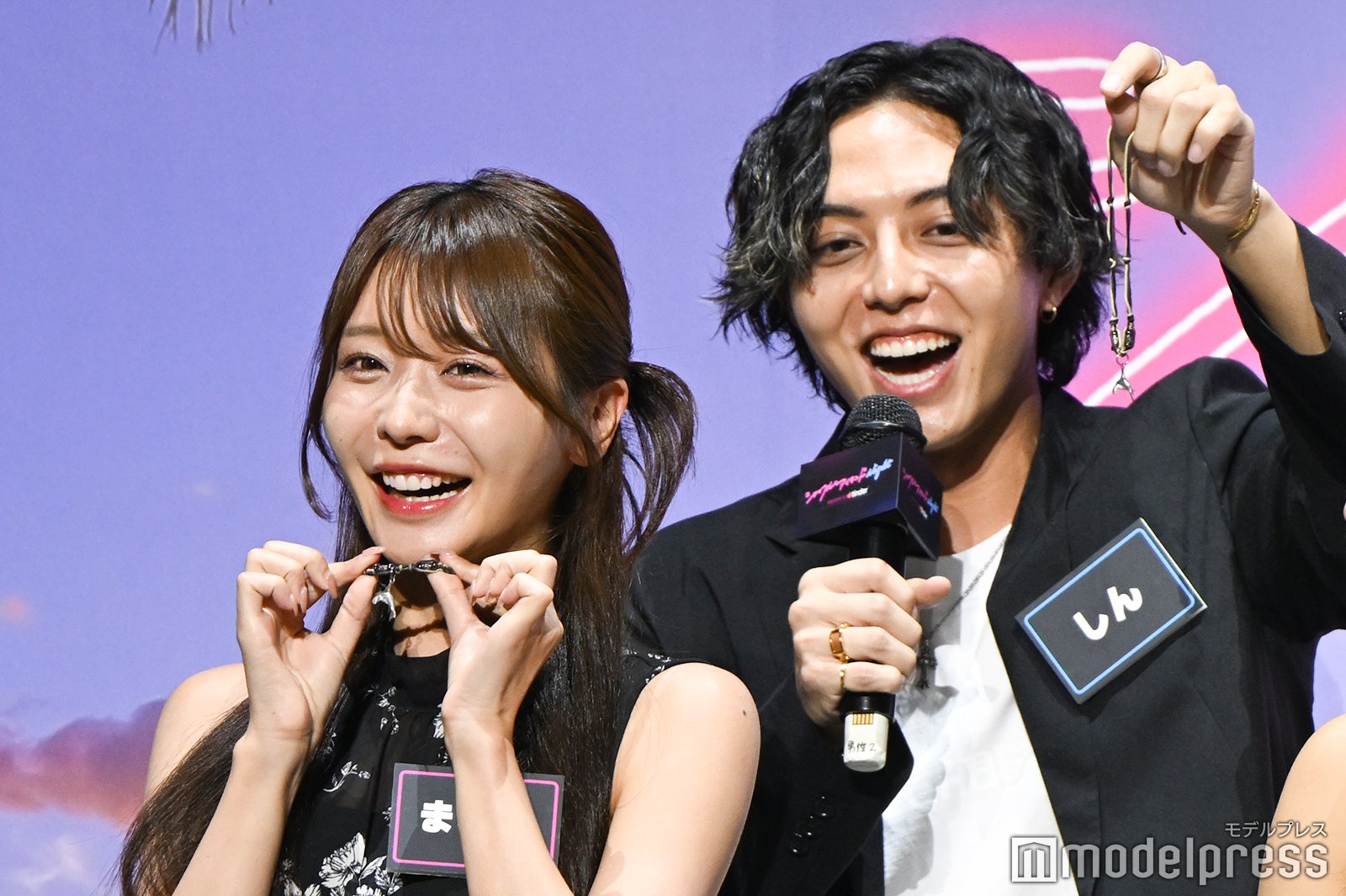 思い出のネックレスを見せるまいか＆しんカップル（まいか＆しんたろー）（C）モデルプレス