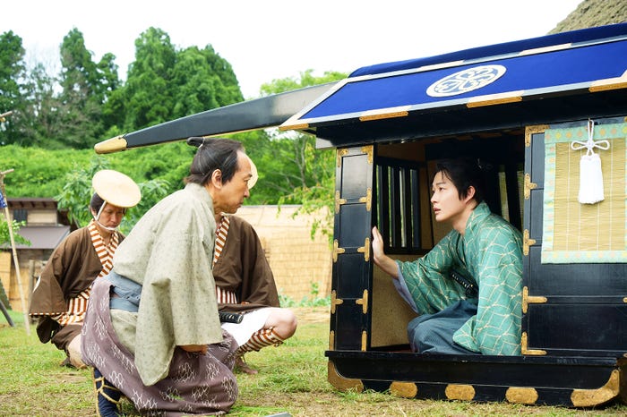 小日向文世、神木隆之介(C)2023映画『大名倒産』製作委員会