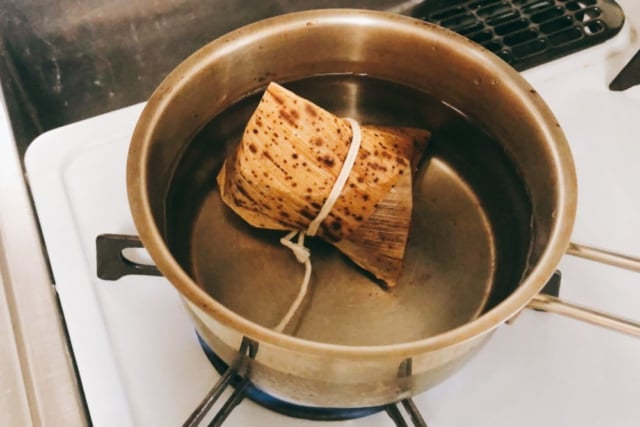 業務スーパーの豚ちまきを鍋に入れてボイルしている状態