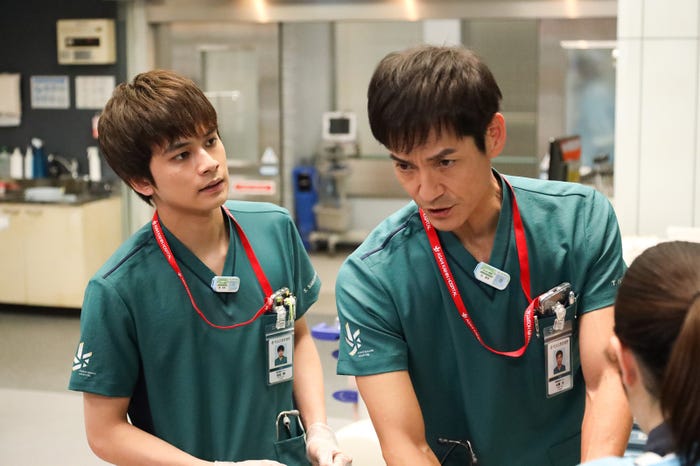 北村匠海、沢村一樹「ナイト・ドクター」第1話より(C)フジテレビ