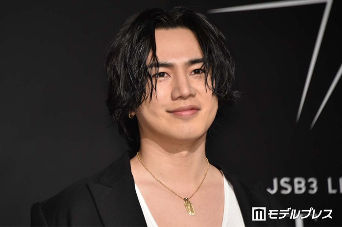 三代目JSB・OMI「産まれたてのムチムチ」幼少期ショット公開「どこか面影ある」「貴重」と反響