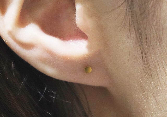 ダイソー　ステンレス極小ピアス18G　装着