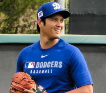 大谷翔平がデコピンとの自主トレ姿を公開！本拠地駆け回るルンルン姿、ボール運んでくるお利口動画を投稿