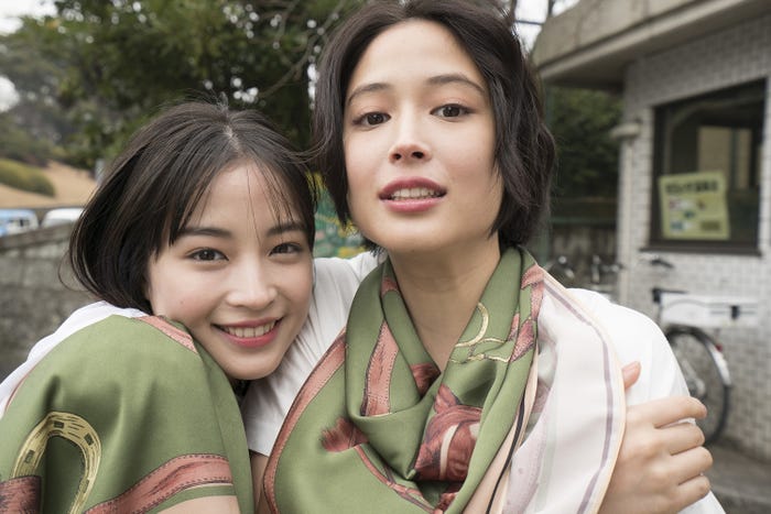 (左から)広瀬すず、広瀬アリス/撮影:藤代冥砂(提供写真)