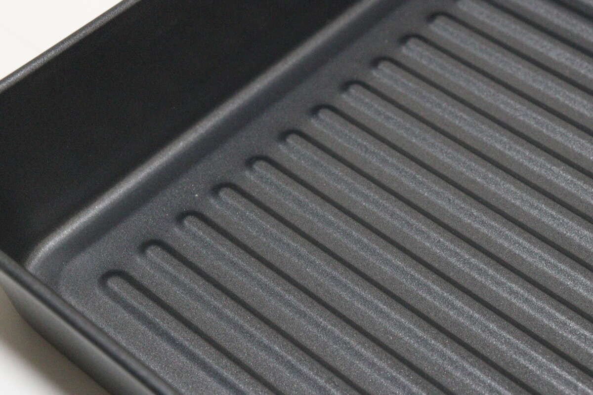 ダイソーのオーブントレーは表面がフッ素樹脂加工されていて焦げ付きにくい