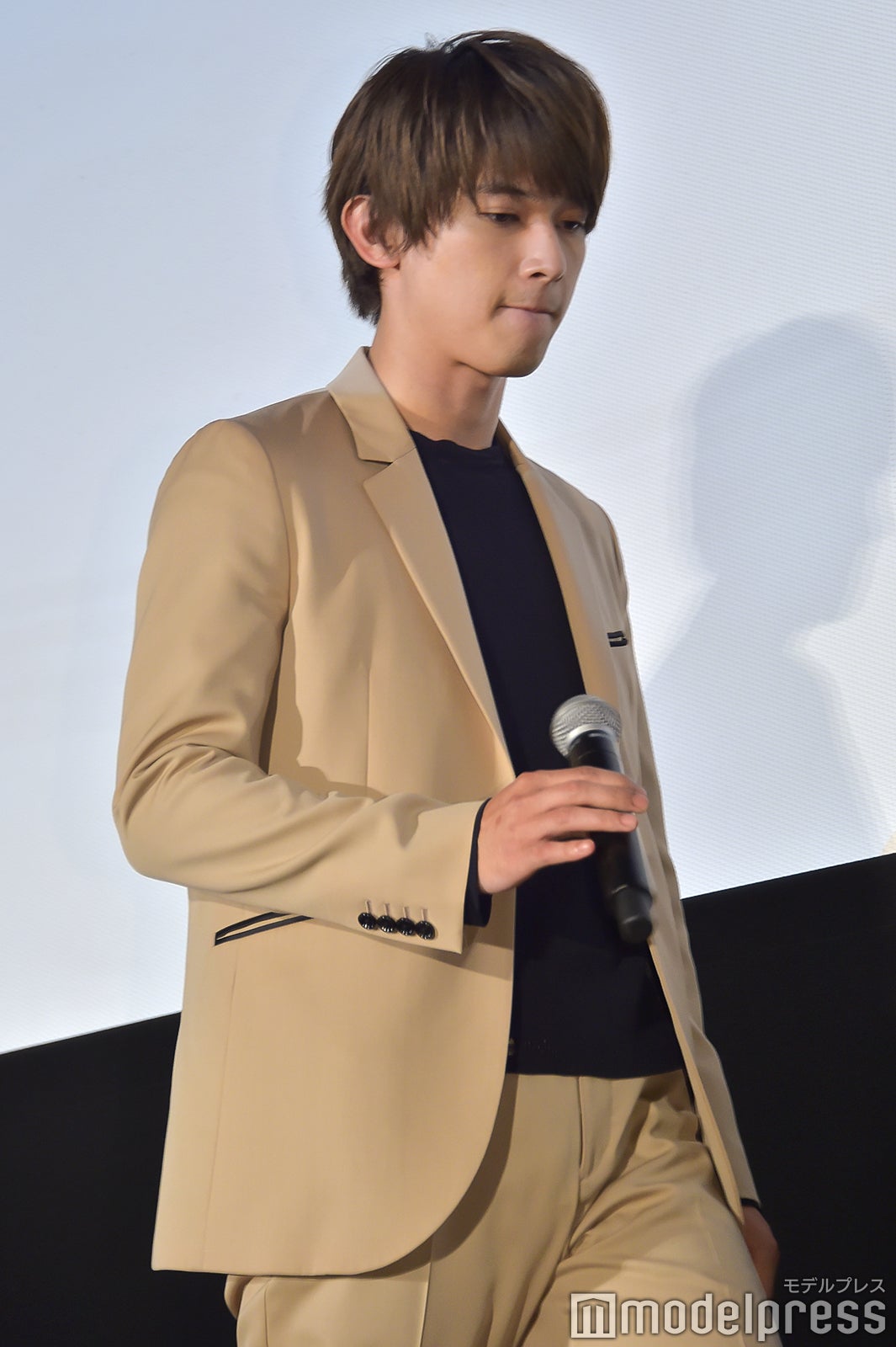 マイクを回しながら登場（C）モデルプレス