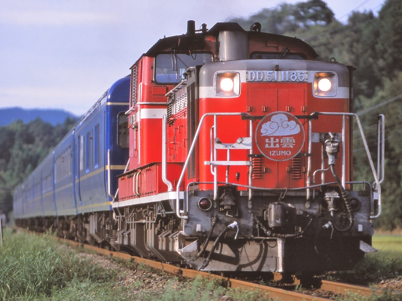 ディーゼル機関車DD51が牽引する出雲。朝日を浴びるとヘッドマークの文字が金色に輝いたという（画像：PIXTA）