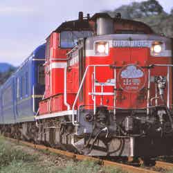 ディーゼル機関車DD51が牽引する出雲。朝日を浴びるとヘッドマークの文字が金色に輝いたという(画像:PIXTA)