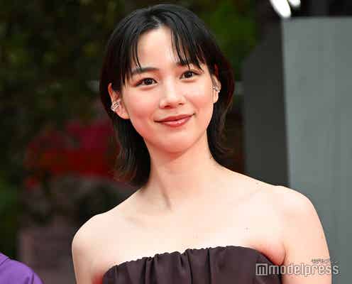 のん、ベアトップドレス姿で美デコルテ全開「第38回東京国際映画祭」開幕