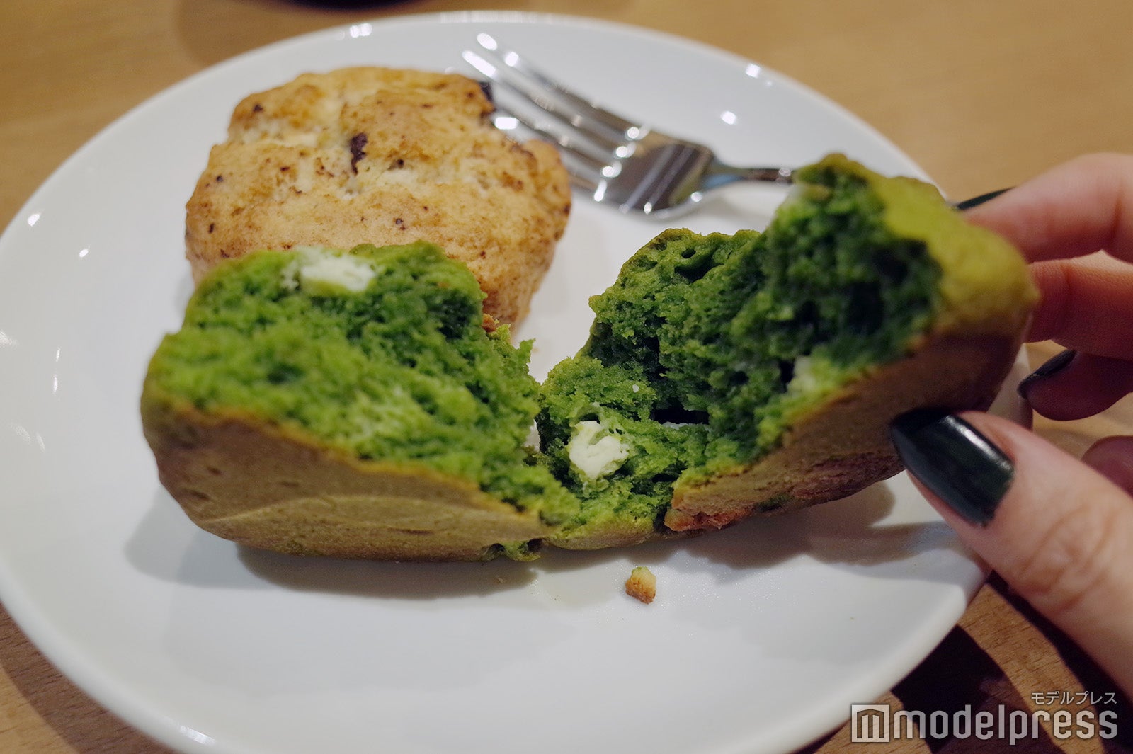 生地を割ると中にお馴染みのチョコレートがしっかり入っている（C）モデルプレス