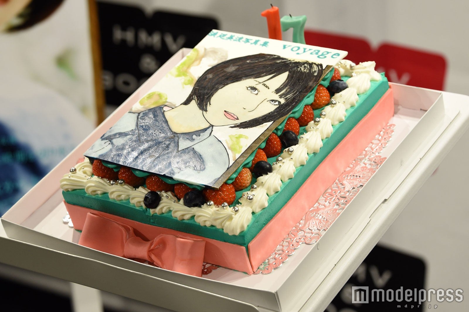 浜辺美波の似顔絵が描かれたサプライズバースデーケーキ（C）モデルプレス