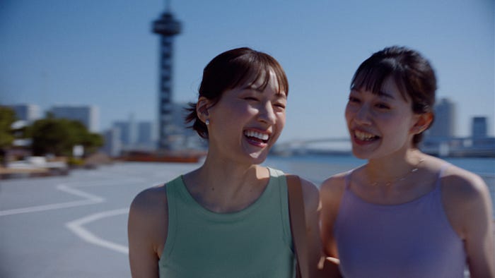 (左)綾瀬はるか/新TVCM「2024 ブラトップLifeとWear/おでかけ30秒」より(提供写真)