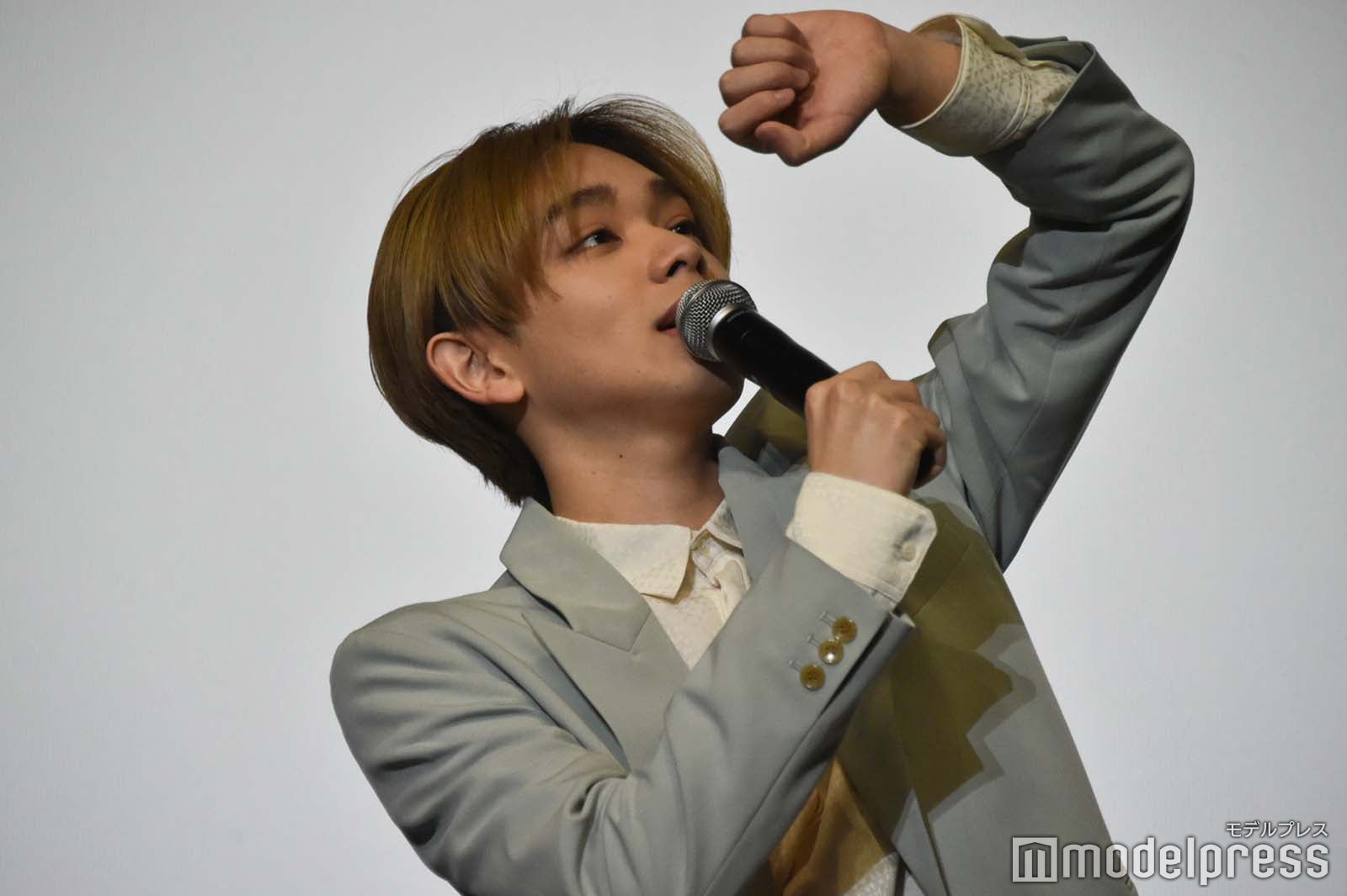 投げキスを振られ「時間がない」と時計がない腕を見る宮世琉弥（C）モデルプレス