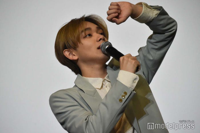 投げキスを振られ「時間がない」と時計がない腕を見る宮世琉弥(C)モデルプレス