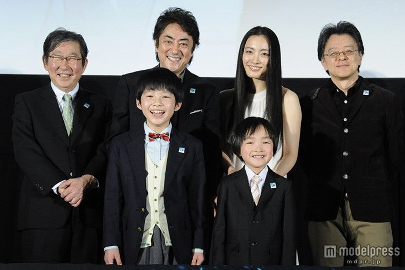 映画「ジョバンニの島」舞台挨拶に出席した（後方左より）杉田成道氏、市村正親、仲間由紀恵、西久保瑞穂監督（前方左より）横山幸汰、谷合純矢