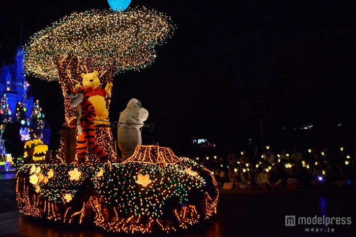 「東京ディズニーランド・エレクトリカルパレード・ドリームライツ」/新アイテム「マジカルドリームライト」と連動した様子
