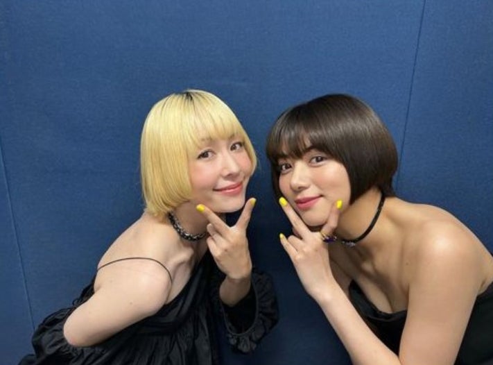 木村カエラ＆池田エライザ「リルラ リルハ」SPコラボに感激 “リンクコーデ＆お揃いネイル”にも絶賛の声＜2022FNS歌謡祭 夏＞