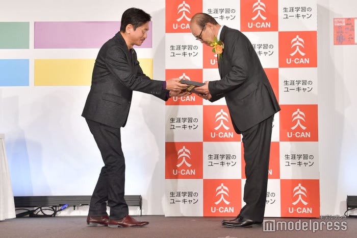 やくみつるから表彰楯を受け取った阪神タイガース岡田彰布監督(C)モデルプレス