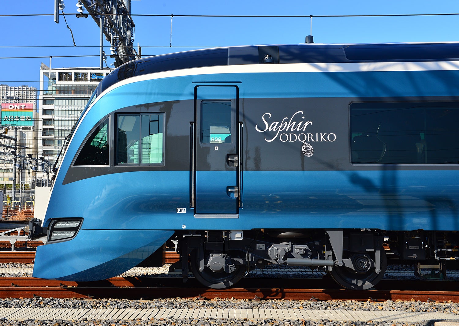 サフィール踊り子」伊豆の新観光特急公開、星付き店監修ヌードル＆初の