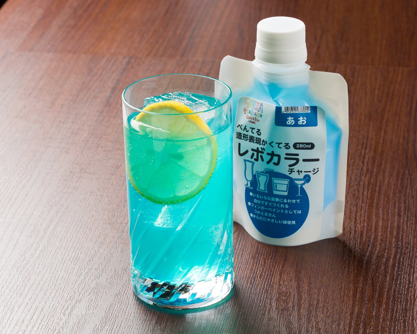 レボカラーチャージ青／画像提供：GINZA RAKUGAKI Cafe＆Bar by Pentel