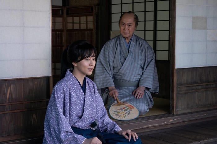 比嘉愛未、北大路欣也(C)フジテレビ