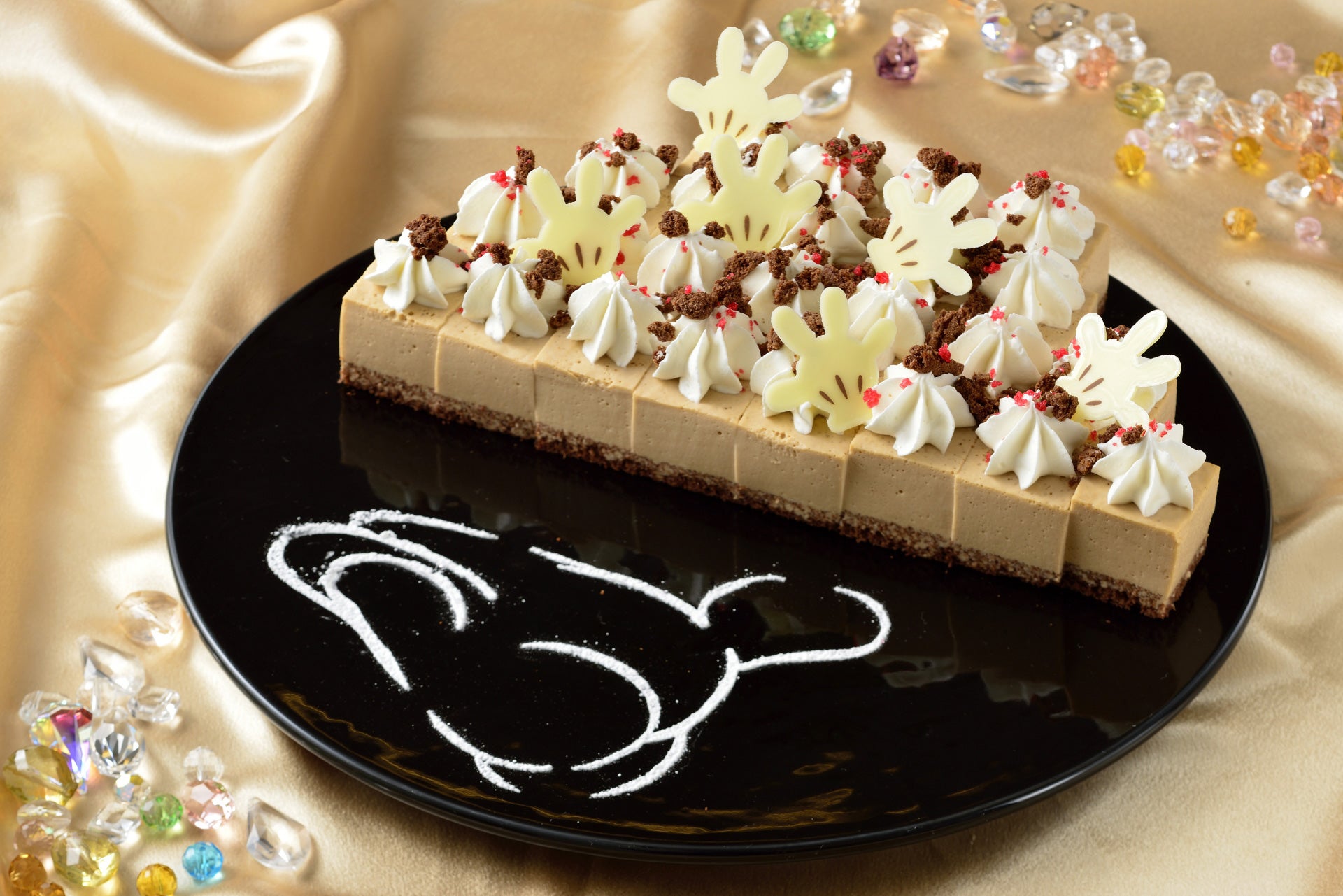 紅茶のムースケーキ（ブッフェメニュー一例）（C）Disney