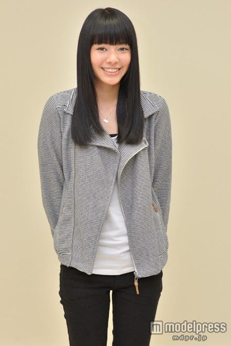 美しい黒髪と、大きな瞳が特徴的な山本舞香