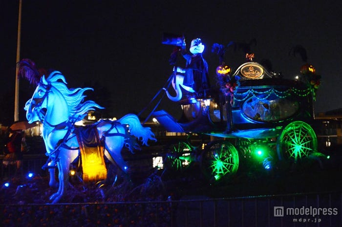 ライトアップされたデコレーション(TDL)