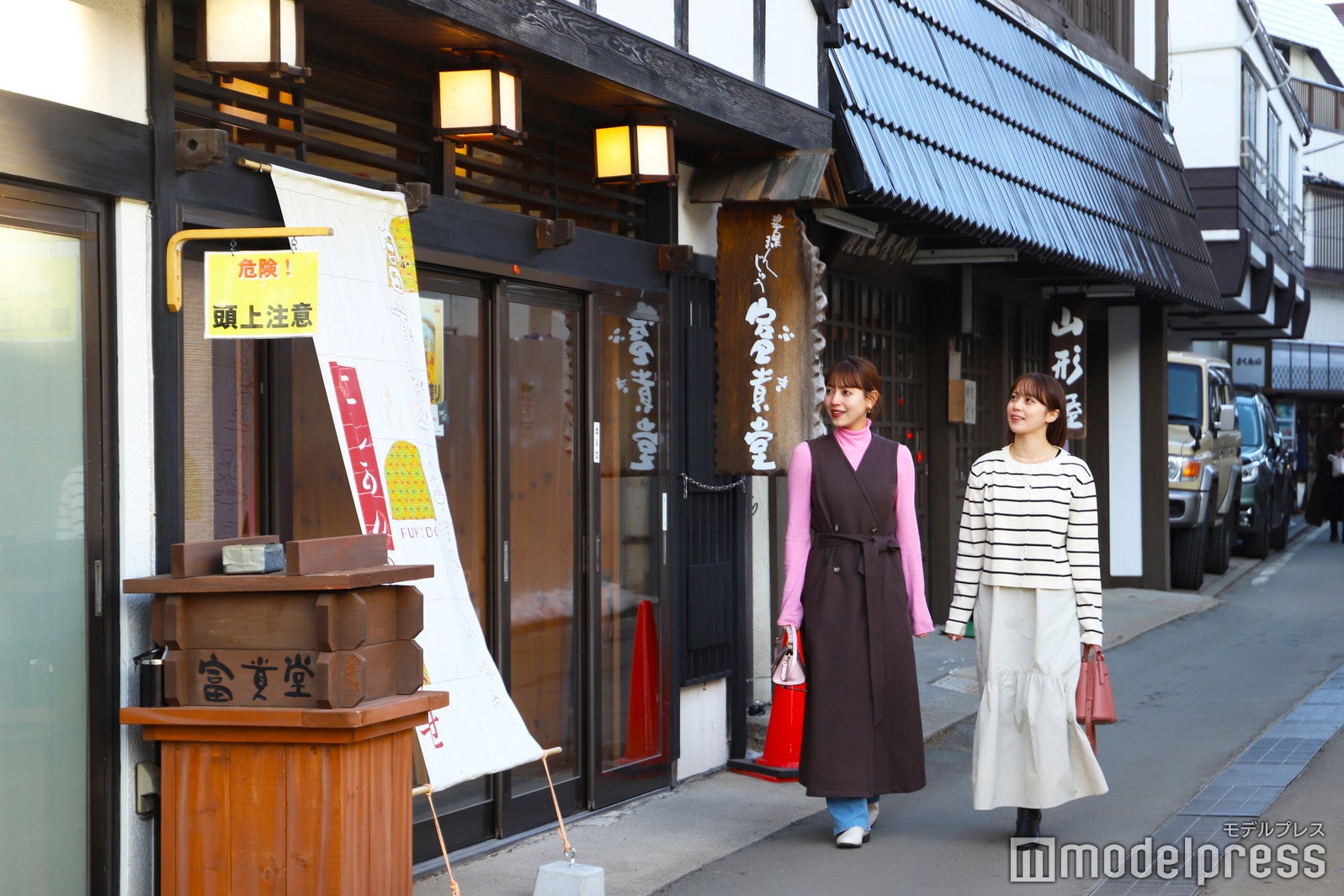 土産物店、飲食店が軒を連ねる温泉街は食べ歩きも楽しい（C）モデルプレス