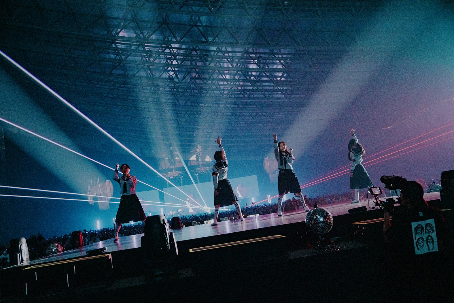 新しい学校のリーダーズ「宣誓 ～個性や自由ではみ出し10年～」（C）hiroyabrian