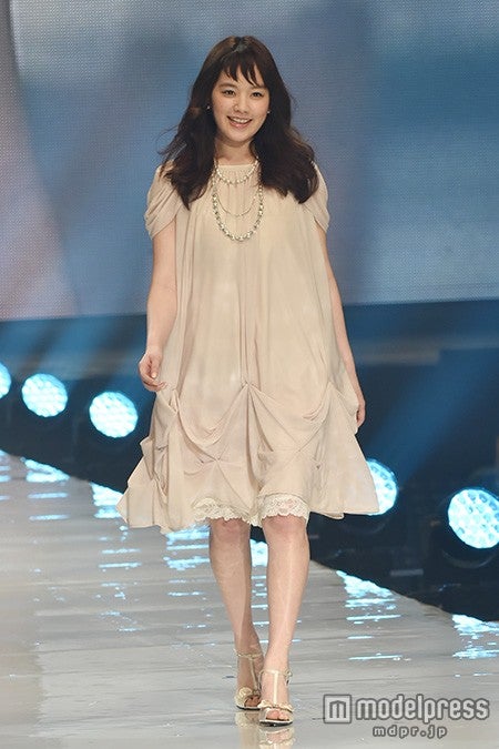 前髪バッサリの筧美和子 ふんわりワンピでガーリーな魅力全開 東京ランウェイ 15 Spring Summer モデルプレス 前髪バッサリの筧美和子 ふんわりワンピでガーリーな魅力全開 東京ランウェイ 15 Spring Summer モデルプレス