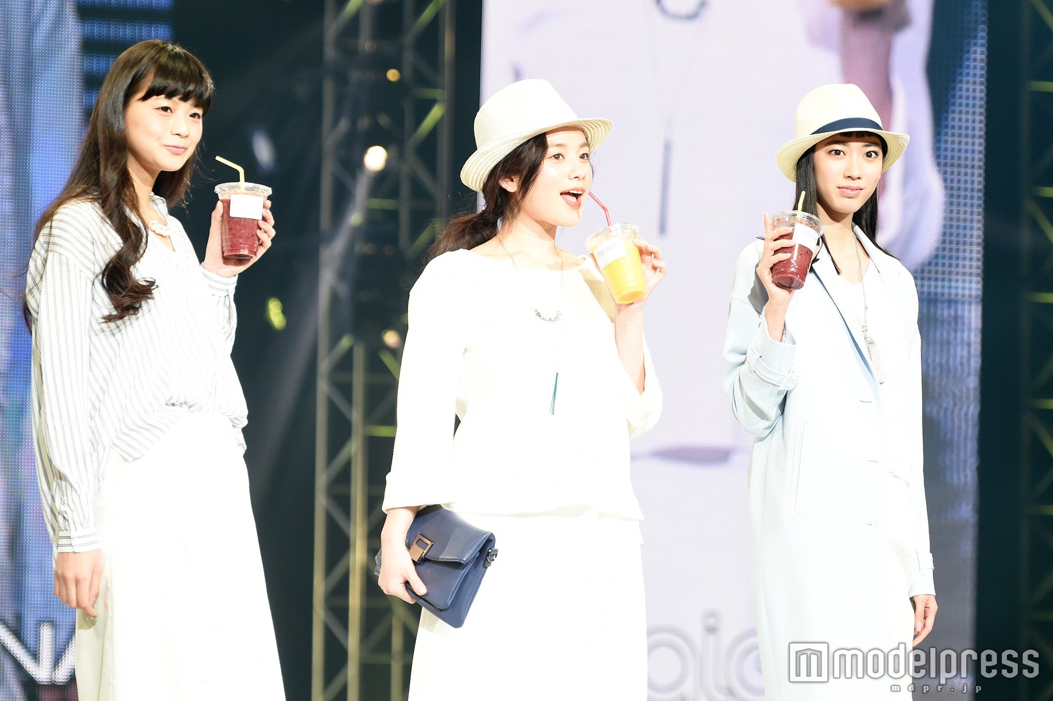 スーパーフードスムージーを手に現れた筧美和子（中）（C）モデルプレス