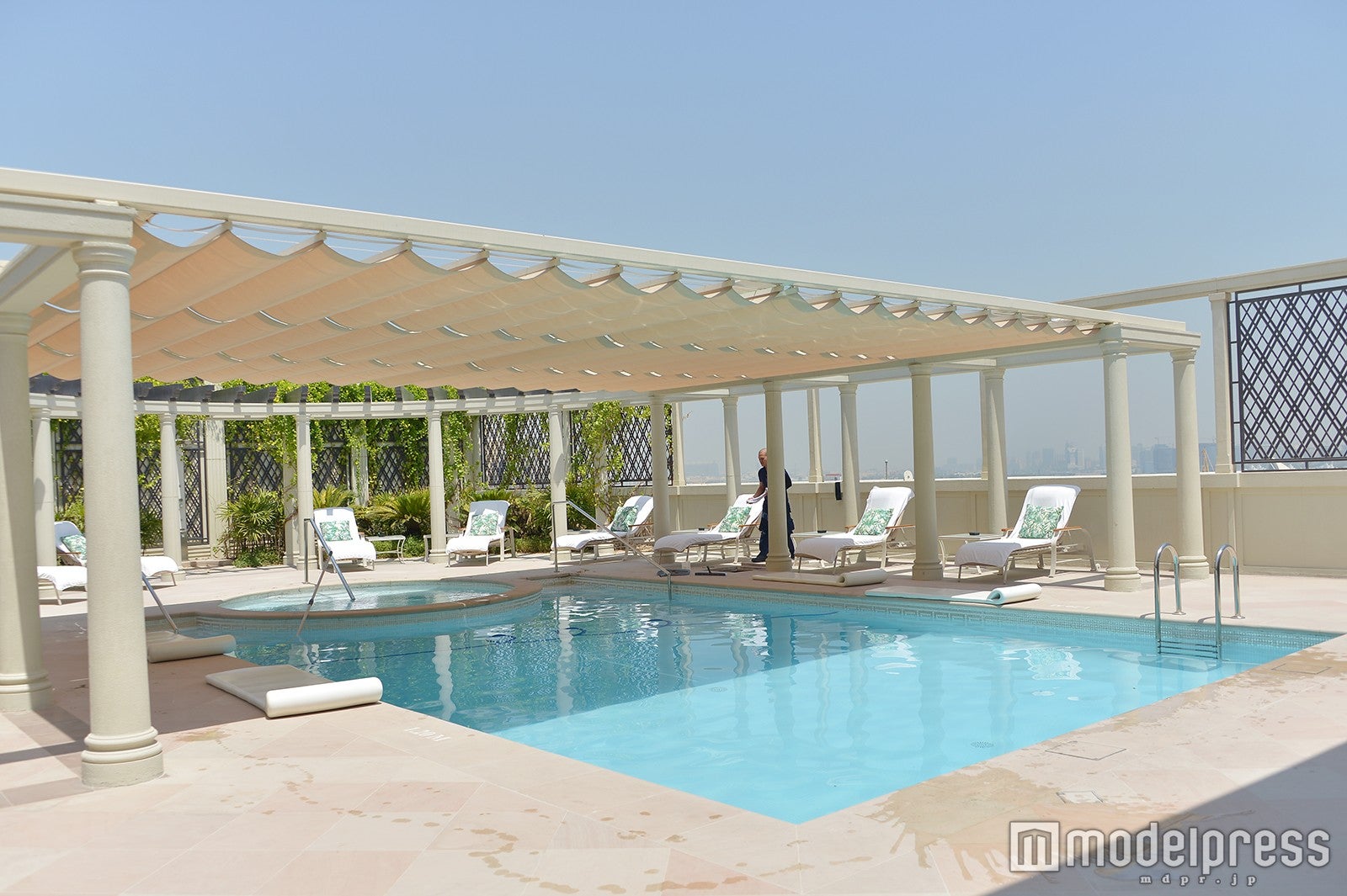 「パラッツォ ヴェルサーチ ドバイ」の“インペリアルスイート”にあるプール（C）モデルプレス