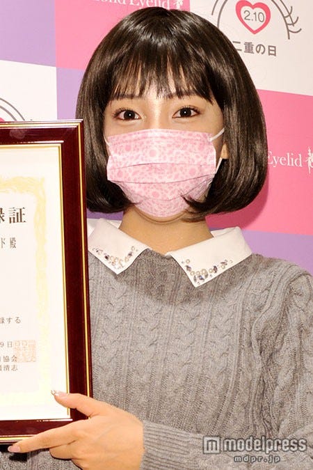 広瀬すずのものまねメイクをしたざわちん