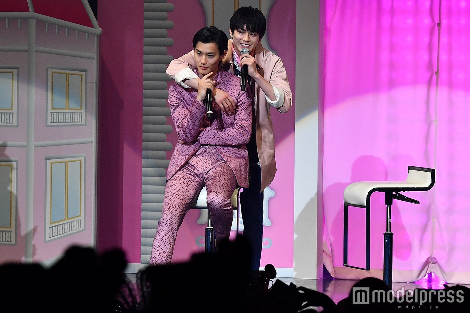 真剣佑が野村周平をバックハグ（C）モデルプレス