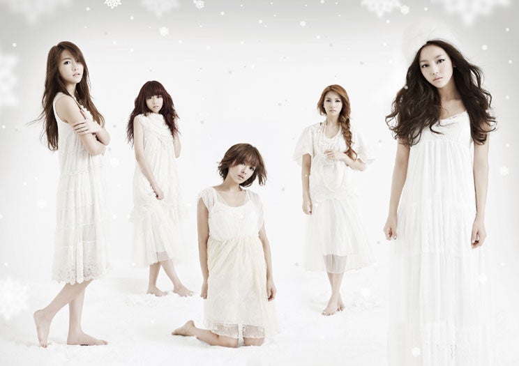 KARA、新作ジャケットで純白ワンピ姿披露