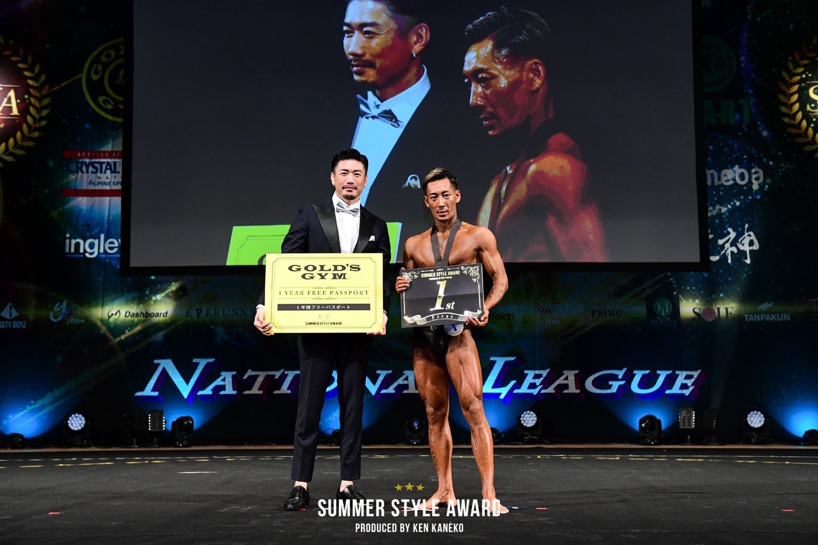 （左から）金子賢、「スタイリッシュガイミドル」優勝・石井誠さん （提供写真）