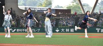 「オーラあるな」「みんな可愛い」ベルーナD降臨の大人気アイドルが可憐投球 公開された野球選手風プロフィールに騒然「軽すぎるやろw」「経歴すごい笑」