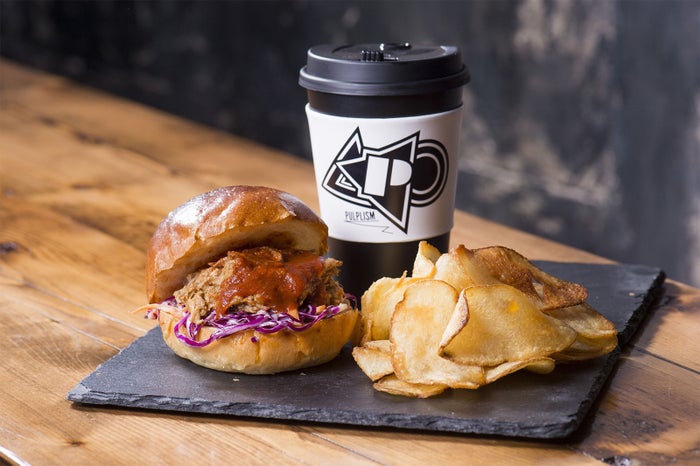 プルドポークバーガーとポテト／画像提供：ノスプロダクター