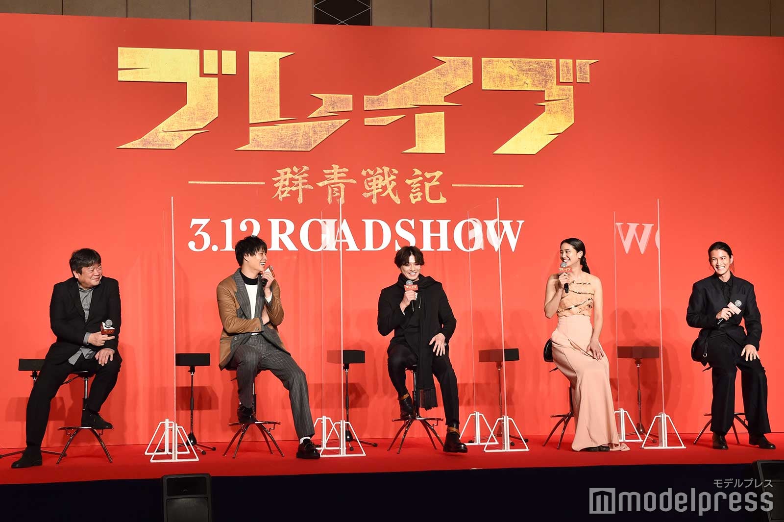 （左から）本広克行監督、鈴木伸之、新田真剣佑、山崎紘菜、渡邊圭祐 （C）モデルプレス