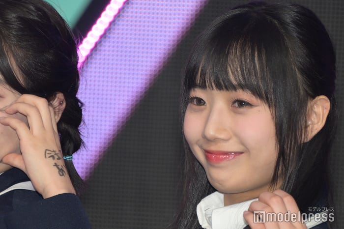 「今までありがとう」と手の甲に書いてエンディング妖精でアピールした清水恵子(C)モデルプレス