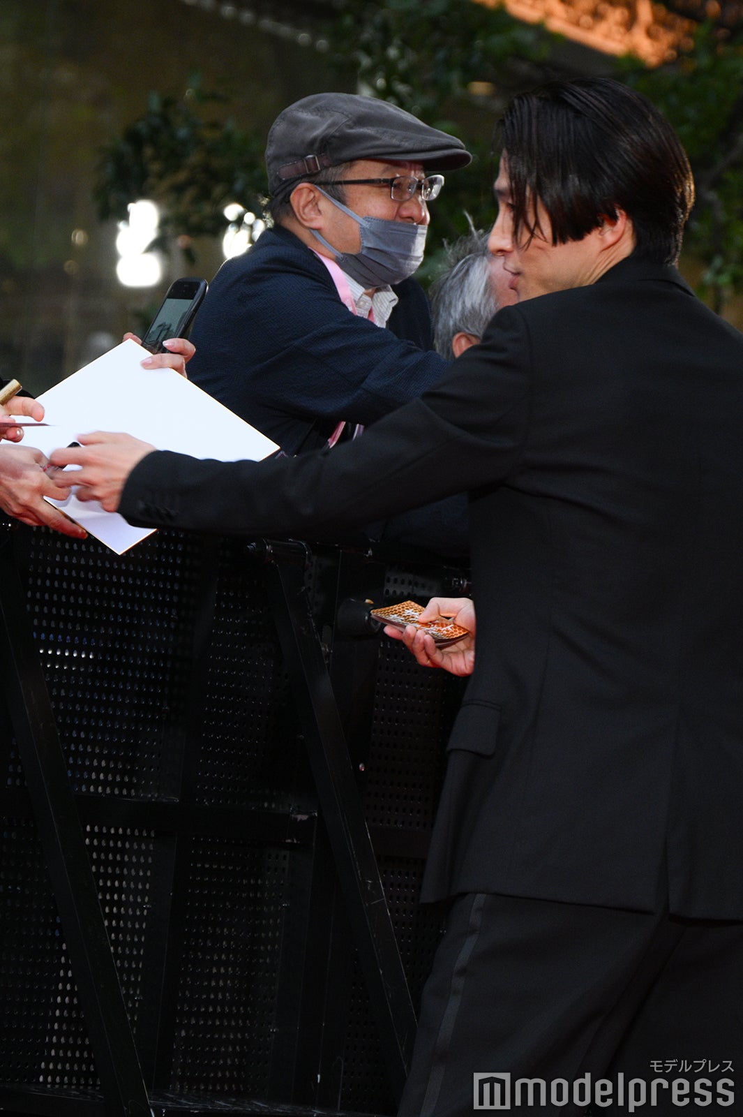 サインに応じる三宅健（C）モデルプレス