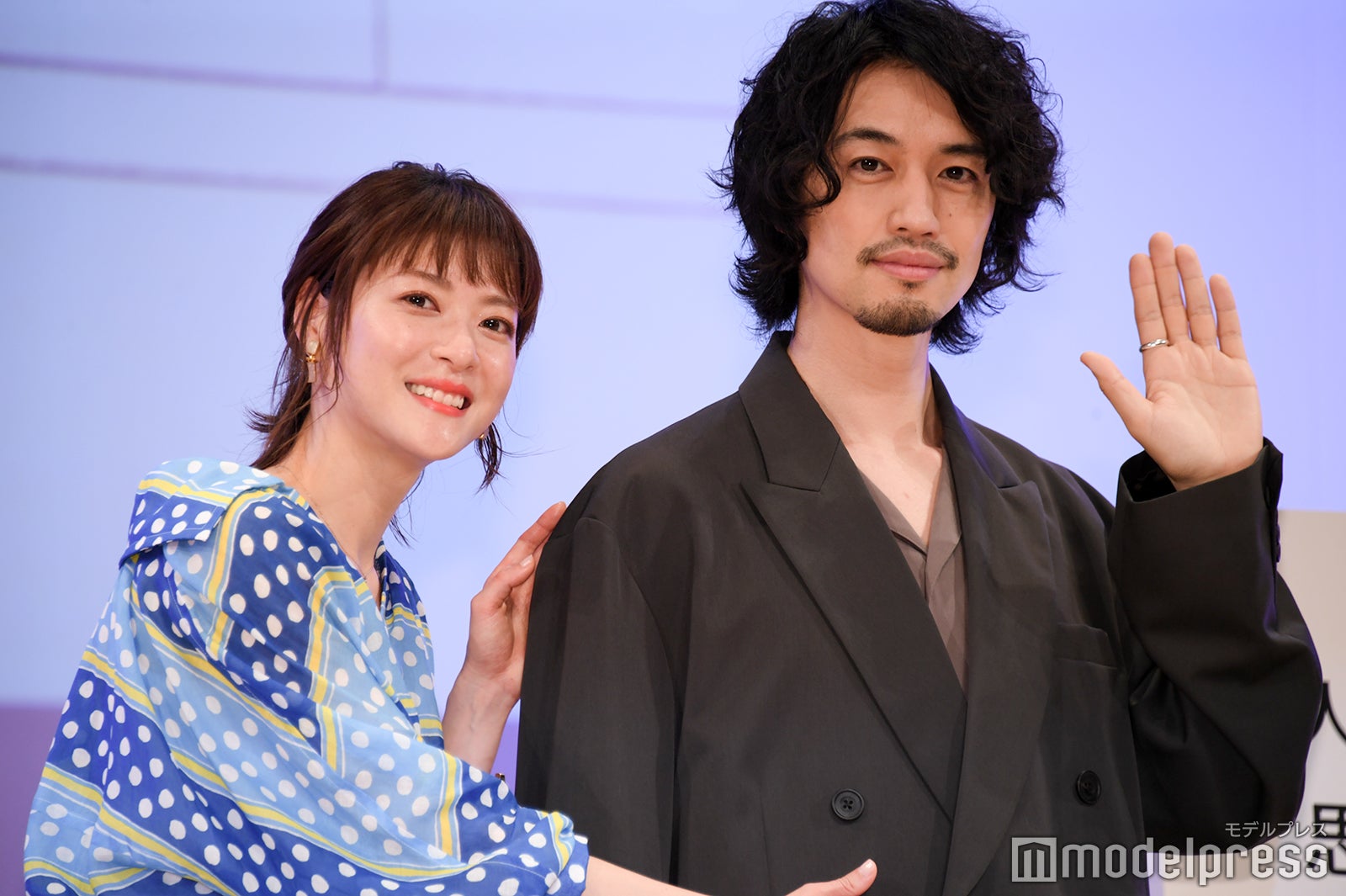 カメラマンからリクエストされ、斎藤工のお腹を触るポーズをとる上野樹里 （C）モデルプレス