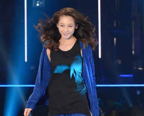 西山茉希、スレンダーボディで“完全復帰” 産後初のファッションショー