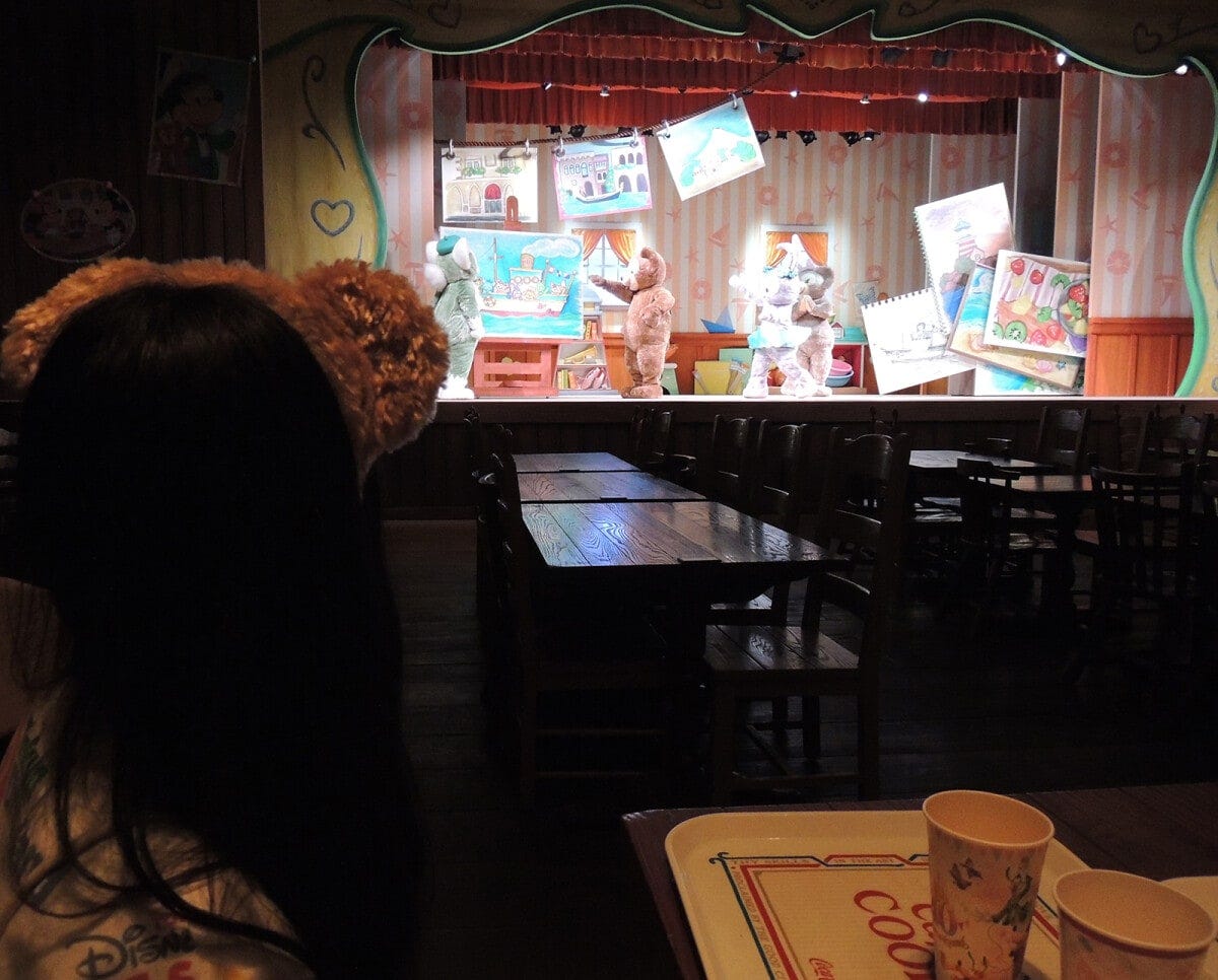 ダッフィーが、いつかみんなと船旅がしたいと想像を膨らませると、ジェラトーニがみんなが船に乗った絵を描きます